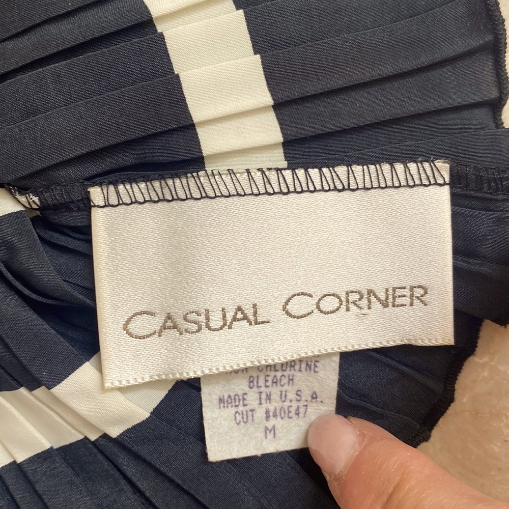 Casual corner accordion top. Black & cream